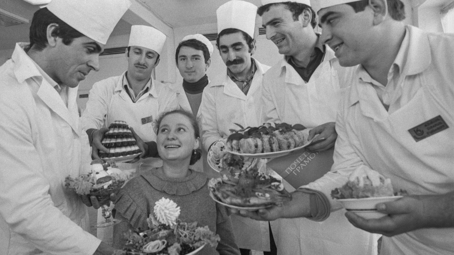 Gruzijska SSR. Rustavi. 6. marec 1986. Šest moških zmagovalcev predstavlja svoje stvaritve kolegici Noni Berelidze.