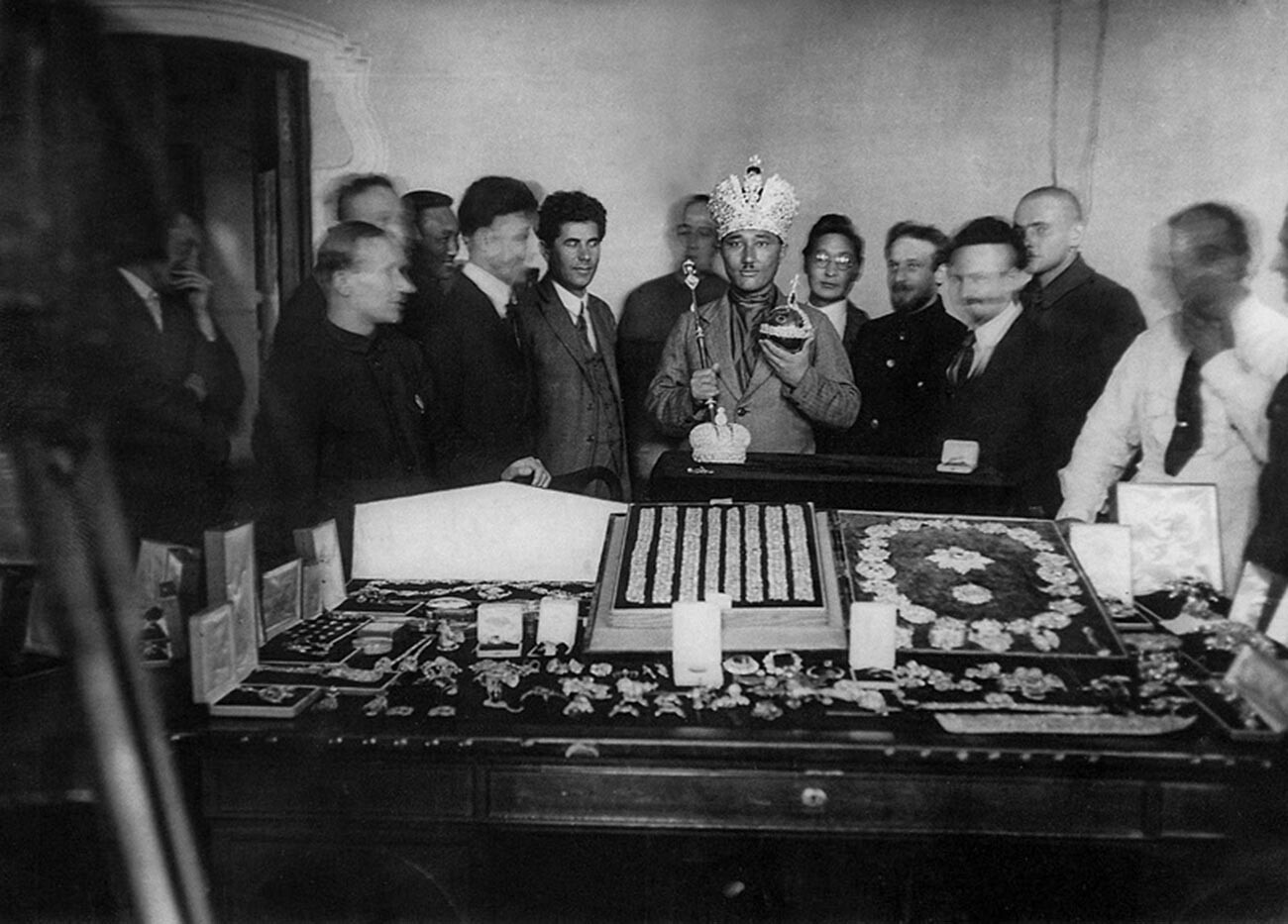 Invitado extranjero del Gojran se prueba la corona de los emperadores rusos, y en sus manos tiene los símbolos del poder zarista: el cetro y el orbe

