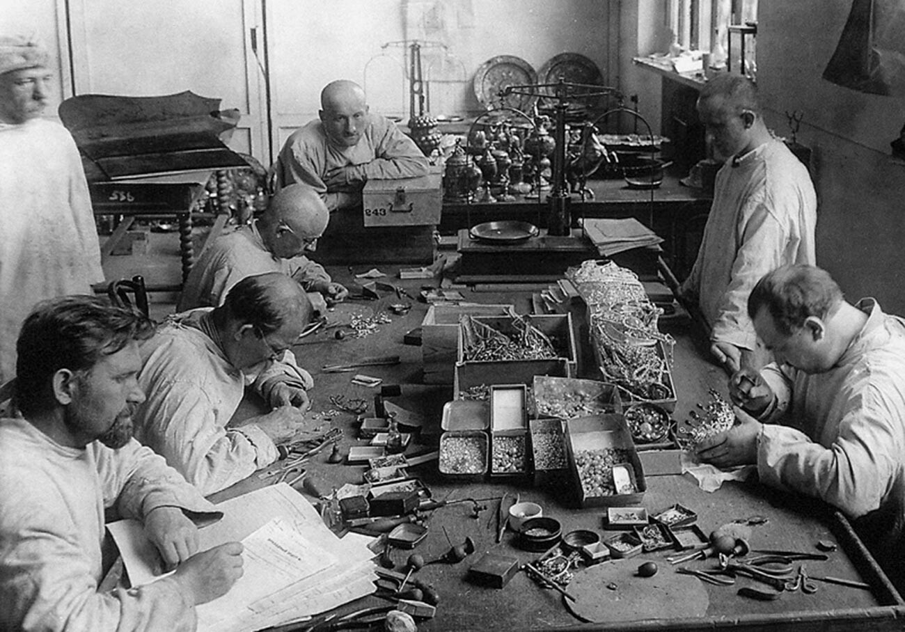 Zaposleni v Gohranu (Državne zakladnice plemenitih kovin in dragih kamnov RF) snemajo drage kamne iz nakita. 
