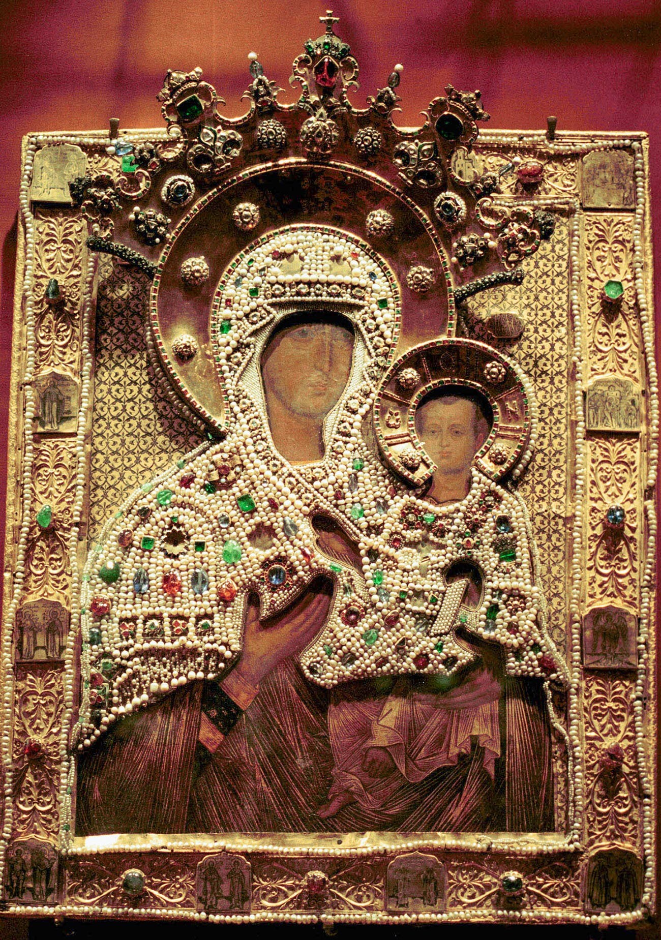 Iz zakladnic moskovskega Kremlja. Kremeljska orožarna. Na fotografiji: ikona Vladimirske Matere Božje, 18. stoletje.