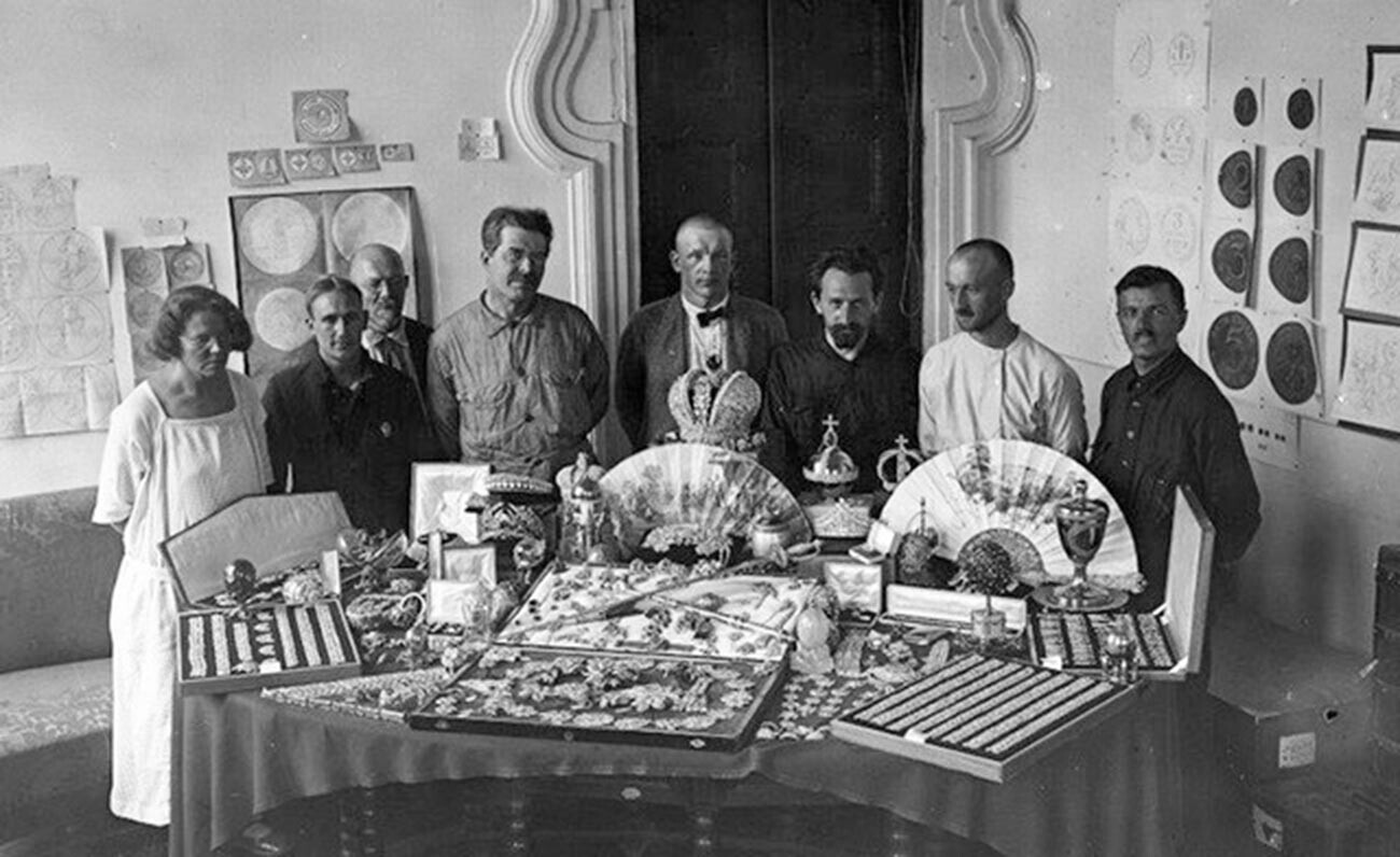 Funcionários do Gokhran posando com as joias dos Românov. 