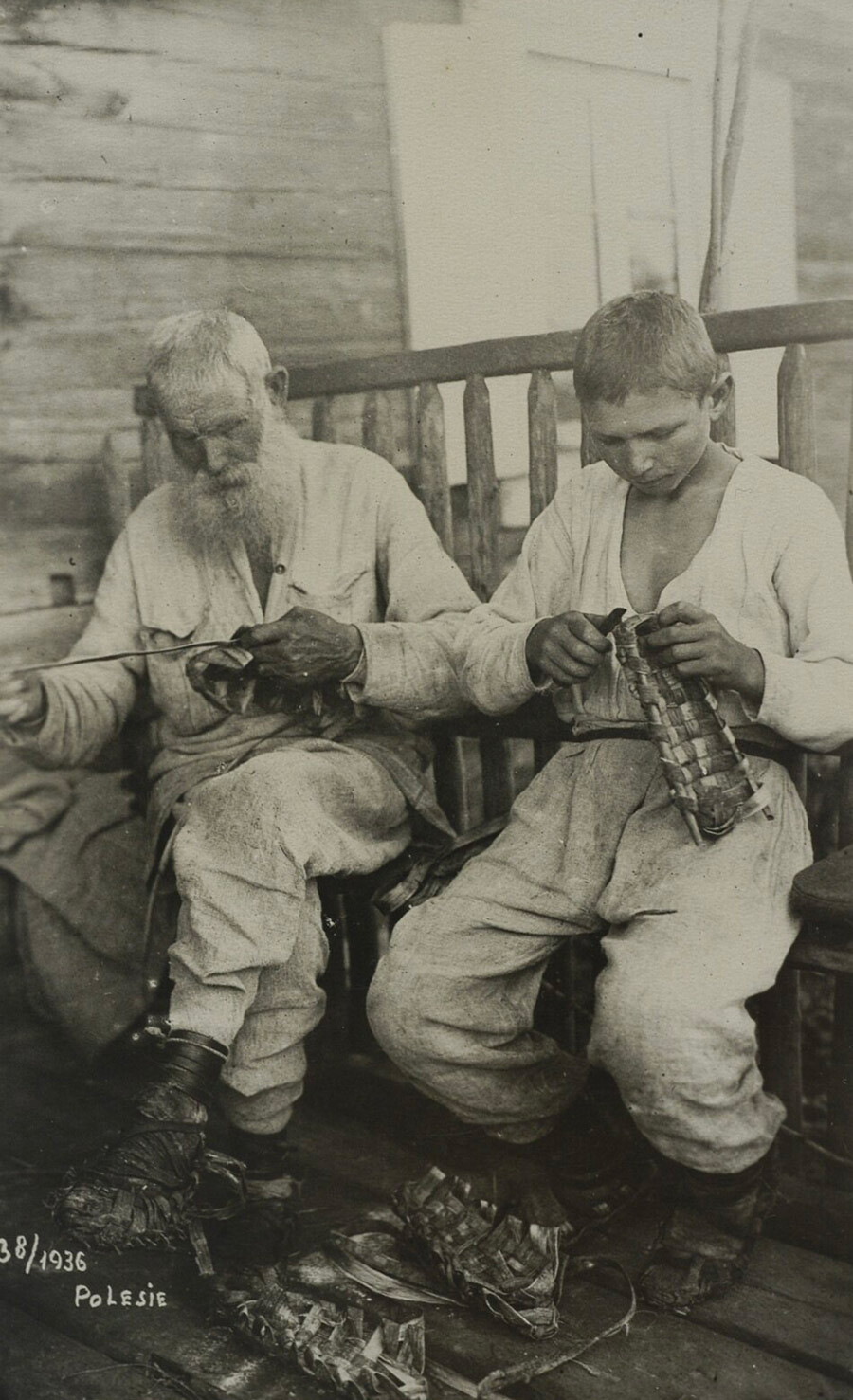 Un anciano y un niño de Polesie tejiendo fideos, 1936