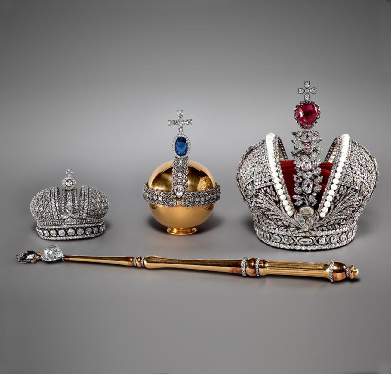 Les insignes de couronnement des tsars russes faisant partie de la collection des Musées du Kremlin