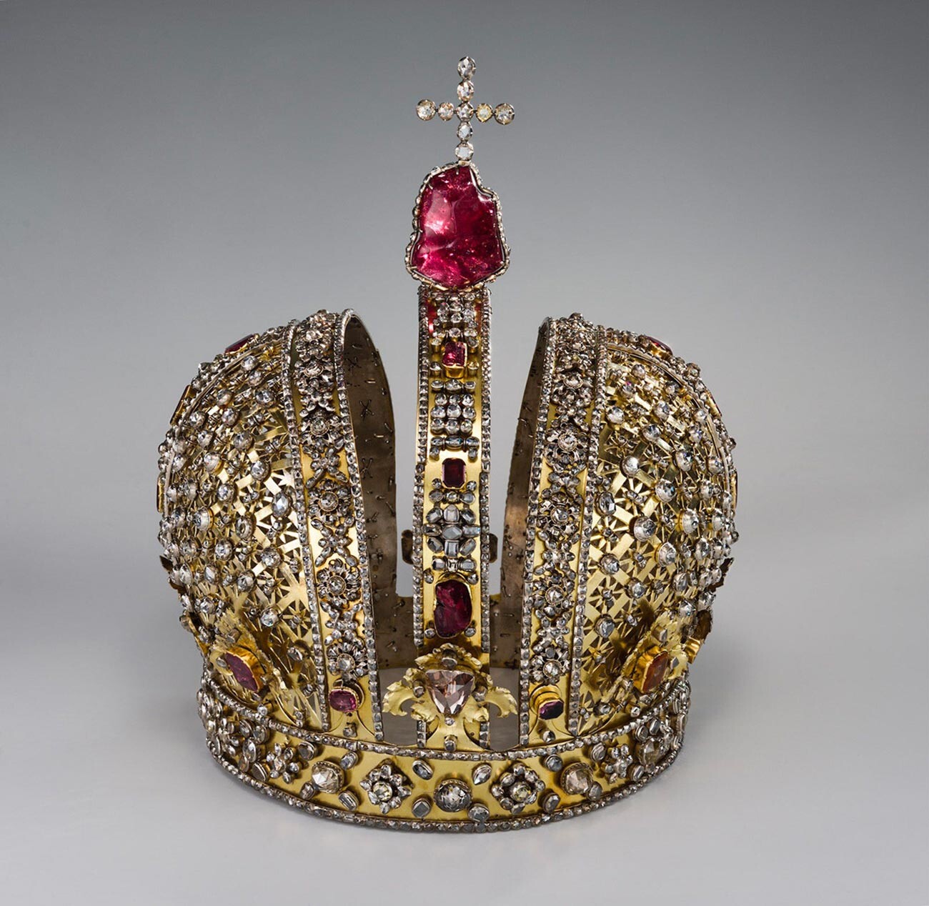 La couronne d’Anna Ioannovna conservée aux Musées du Kremlin