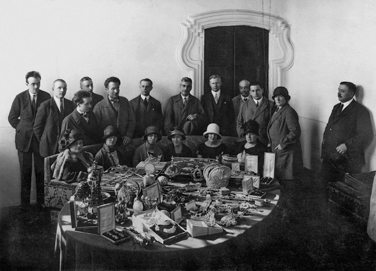 Des employés d'ambassades étrangères contemplent des bijoux des Romanov dans le Gokhran