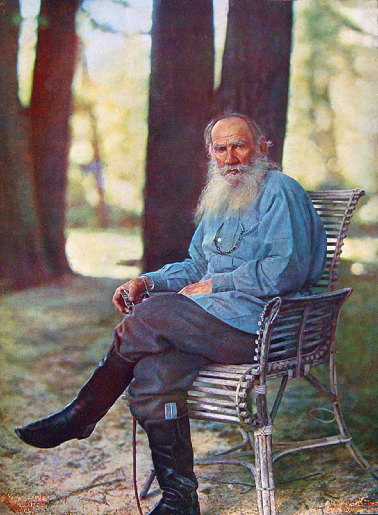 Yásnaia Poliana. Retrato en color de León Tolstói tomado tras su regreso de la cabalgata. Publicado por primera vez en el número de agosto de Notas de la Sociedad Técnica Imperial Rusa. 23 de mayo de 1908. 