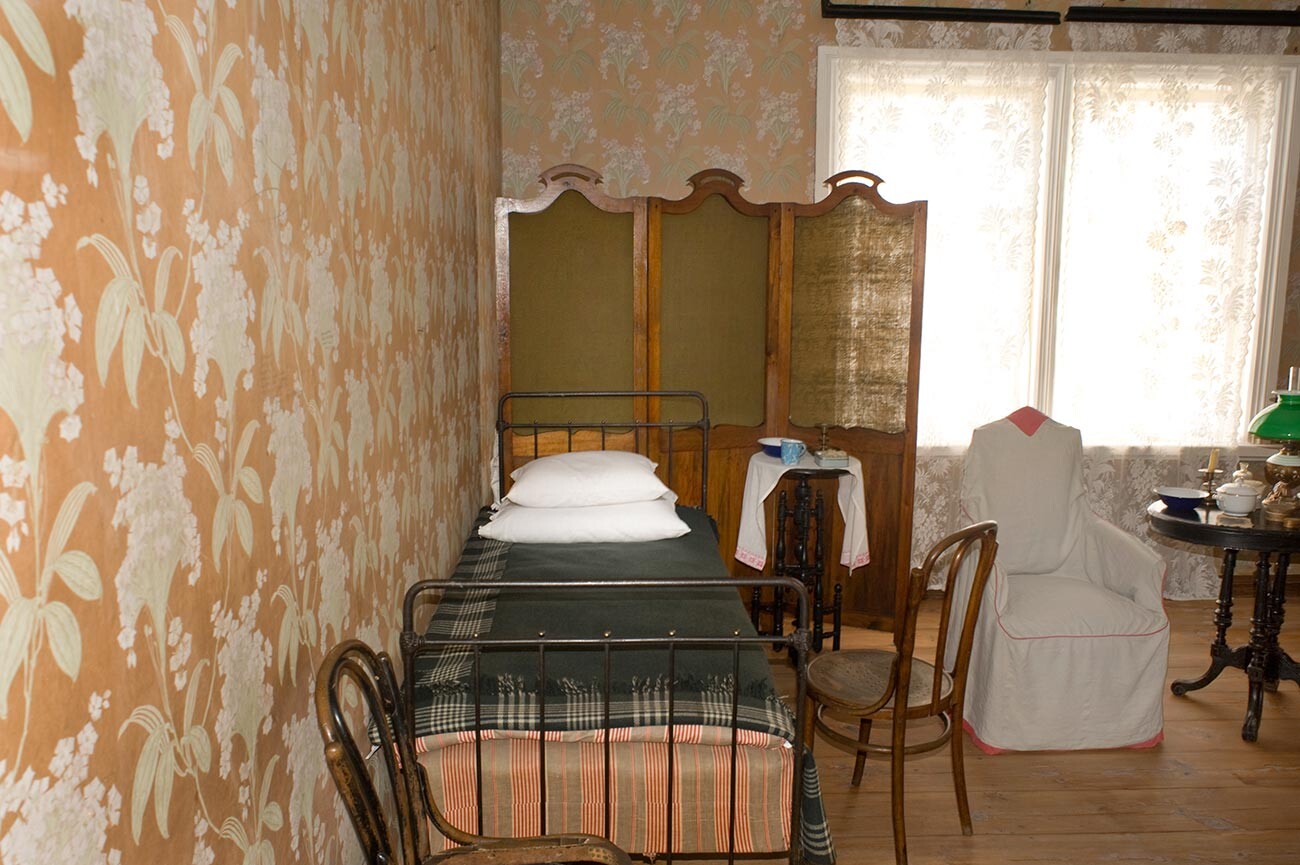 Casa del jefe de estación, interior. Habitación con cama donde yacía Tolstói. 10 de agosto de 2013.