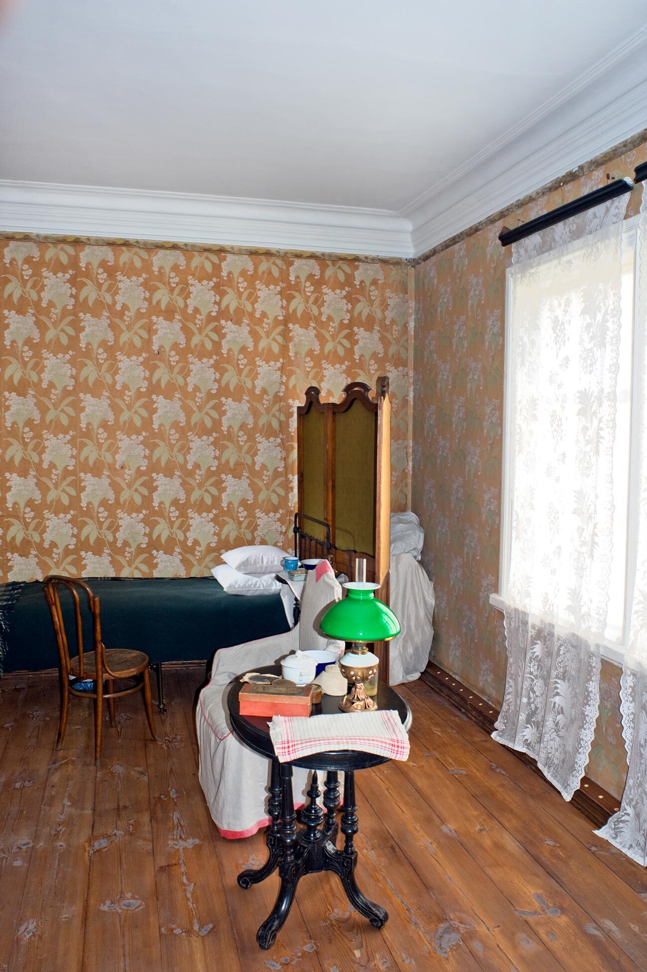 Casa del jefe de estación, interior. Vista desde la entrada principal de la habitación donde yacía Tolstói. A la derecha: ventana por la que miraba su esposa Sofía desde el exterior. 10 de agosto de 2013. 