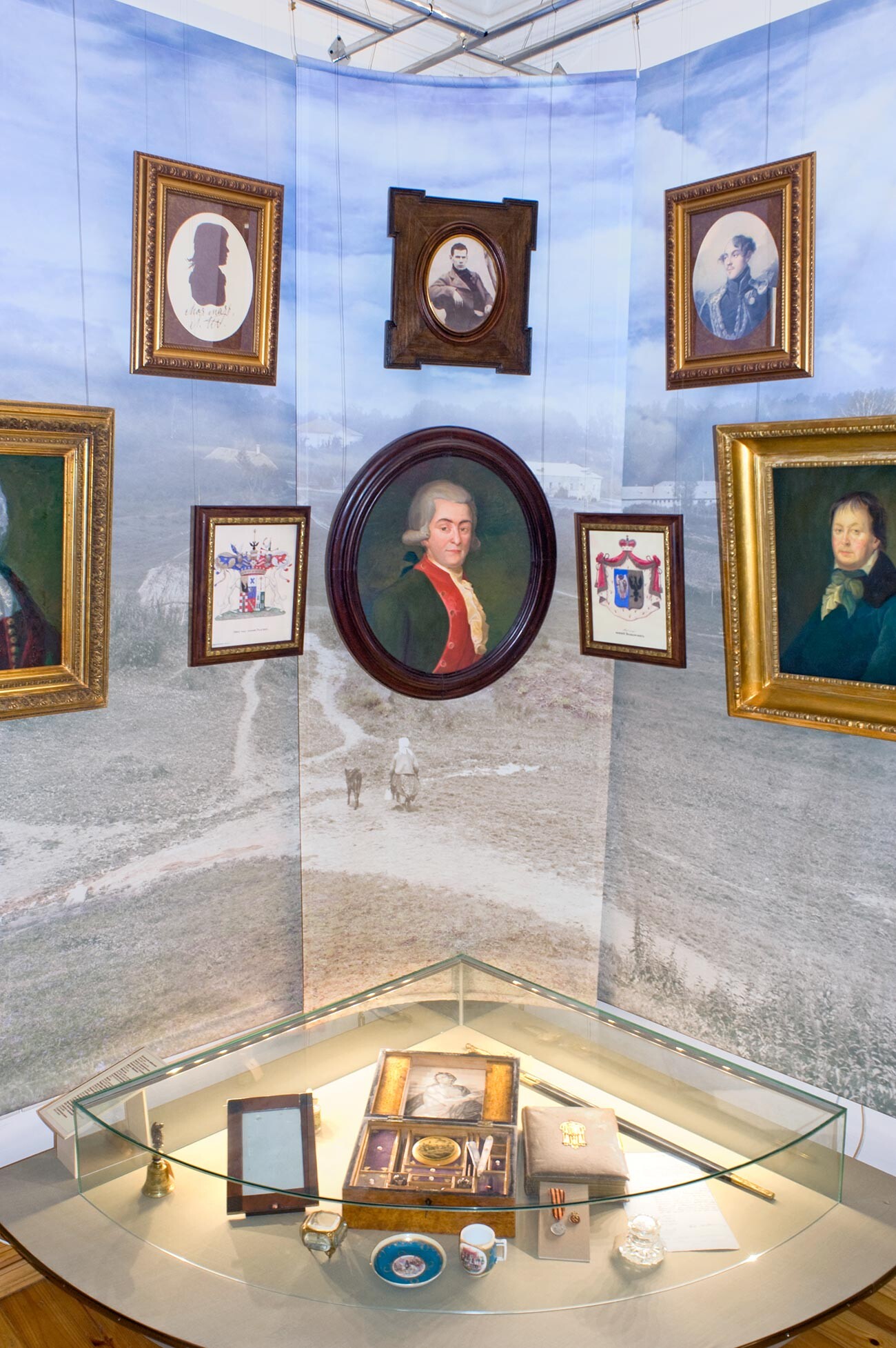 Casa del jefe de estación, interior. Exposición en el museo de retratos familiares y vitrina con los efectos personales de Tolstói. 10 de agosto de 2013.