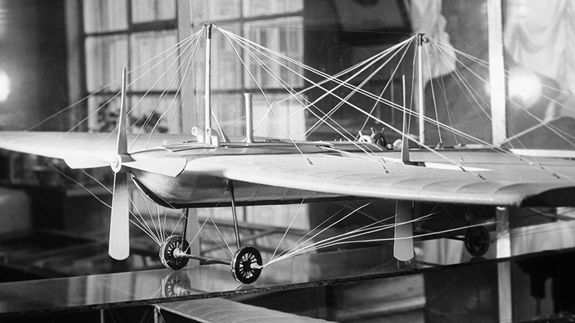 Модел авиона Можајског на коме је 1882. изведен први лет на свету.