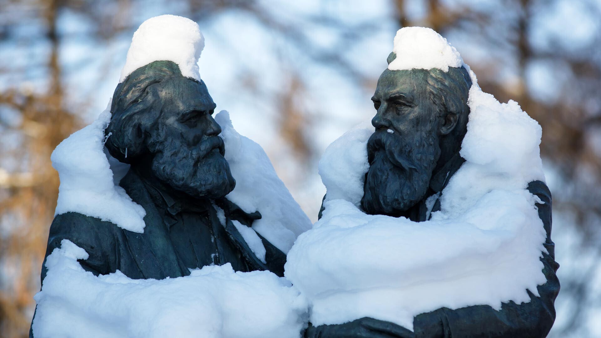 Monumen Karl Marx dan Friedrich Engels di Petrozavodsk, Karelia