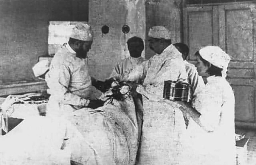 Voino-Yasenetski (izquierda) durante una intervención quirúrgica
