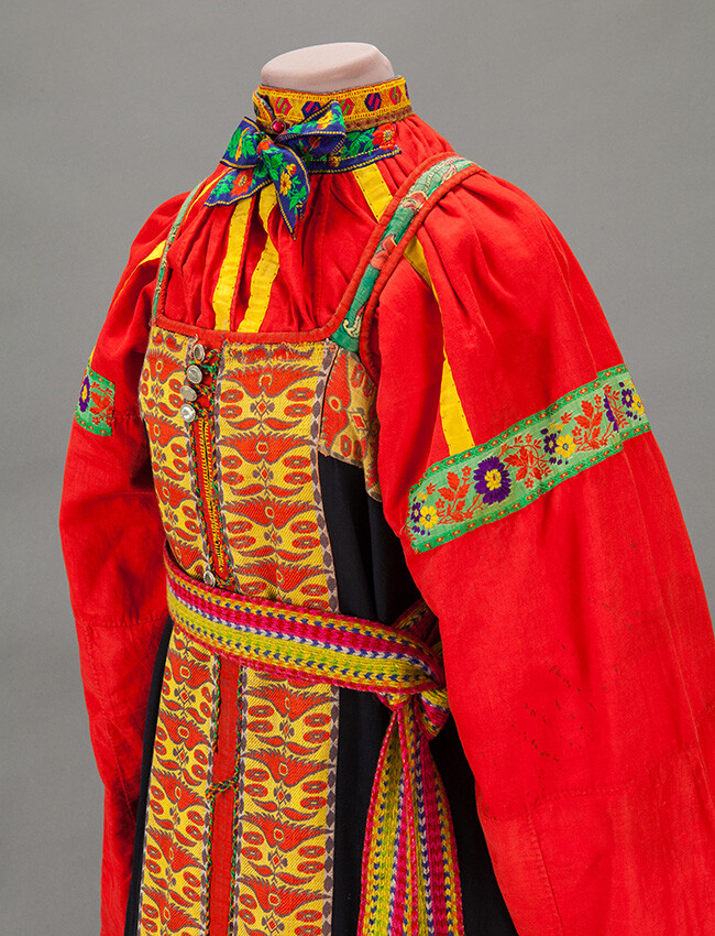 Les tissus et les costumes rassemblés témoignent de l'histoire des textiles en Russie depuis le XIIe siècle et de l'histoire des costumes depuis le XVIe siècle. / Tenue féminine. Village de Tengouchevo, province de Penza. Seconde moitié du XIXe siècle.
