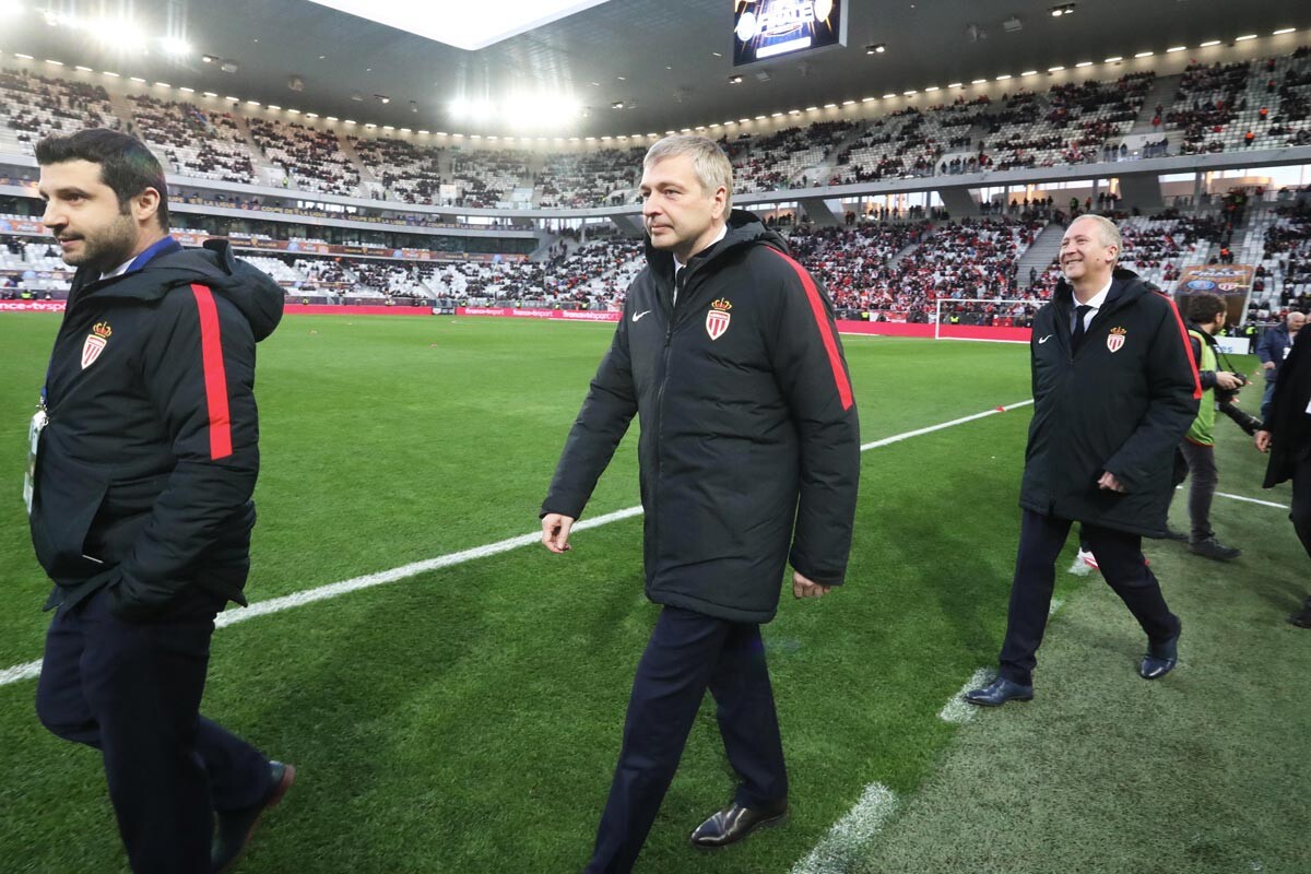 Präsident Dmitri Rybolowlew vom AS Monaco nimmt am 31. März 2018 mit Wadim Wasiljew am Finale des Ligapokals zwischen Paris Saint-Germain (PSG) und dem AS Monaco in der Matmut Arena in Bordeaux, Frankreich, teil.