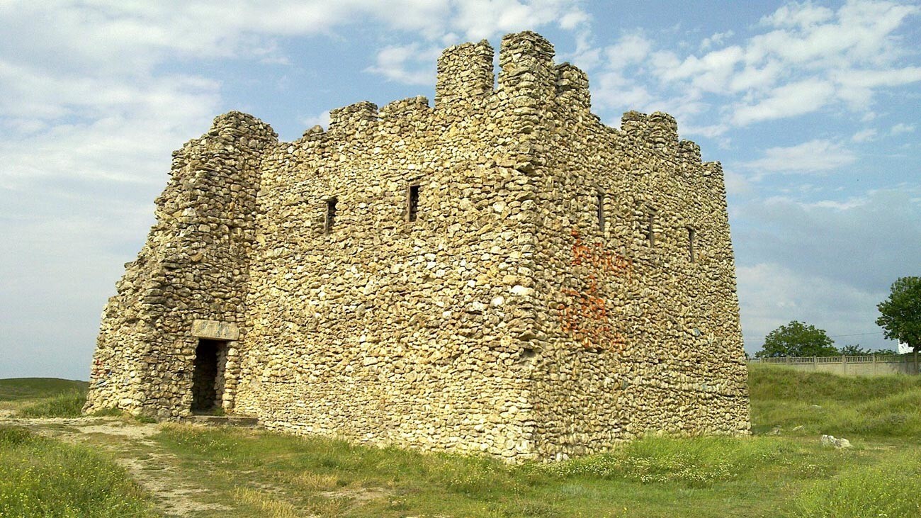 Reruntuhan menara benteng di Neapolis Skithia.