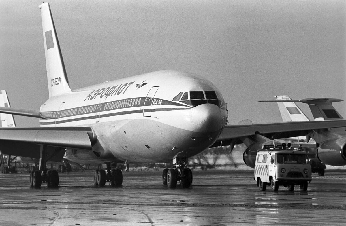 Avião de passageiros IL-86 no aeródromo
