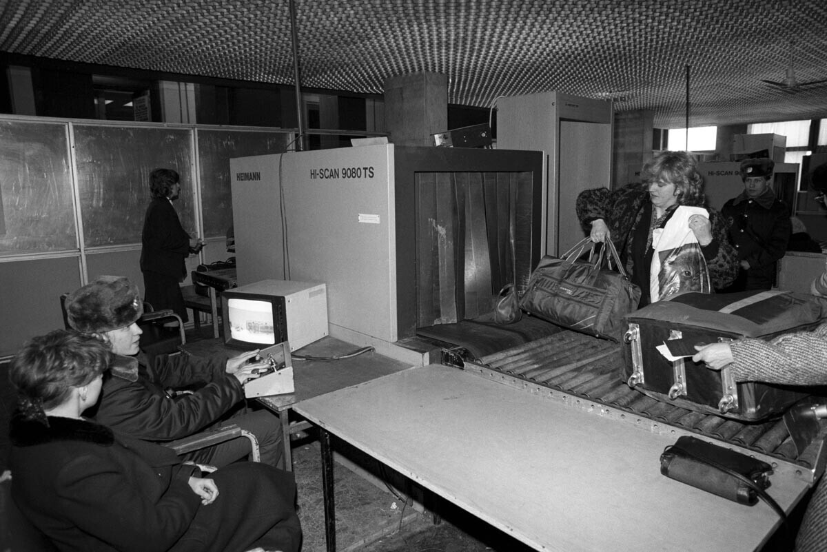 Verificando a bagagem dos passageiros no aeroporto de Vnukovo, 1991
