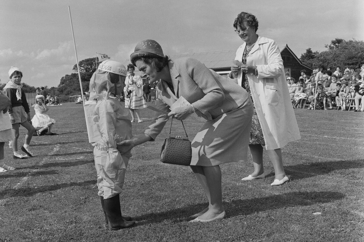 Una niña, vestida como la cosmonauta Valentina Tereshkova, recibiendo un premio de Hilda Laing después de un concurso de disfraces en el día deportivo anual de Laing en Elstree