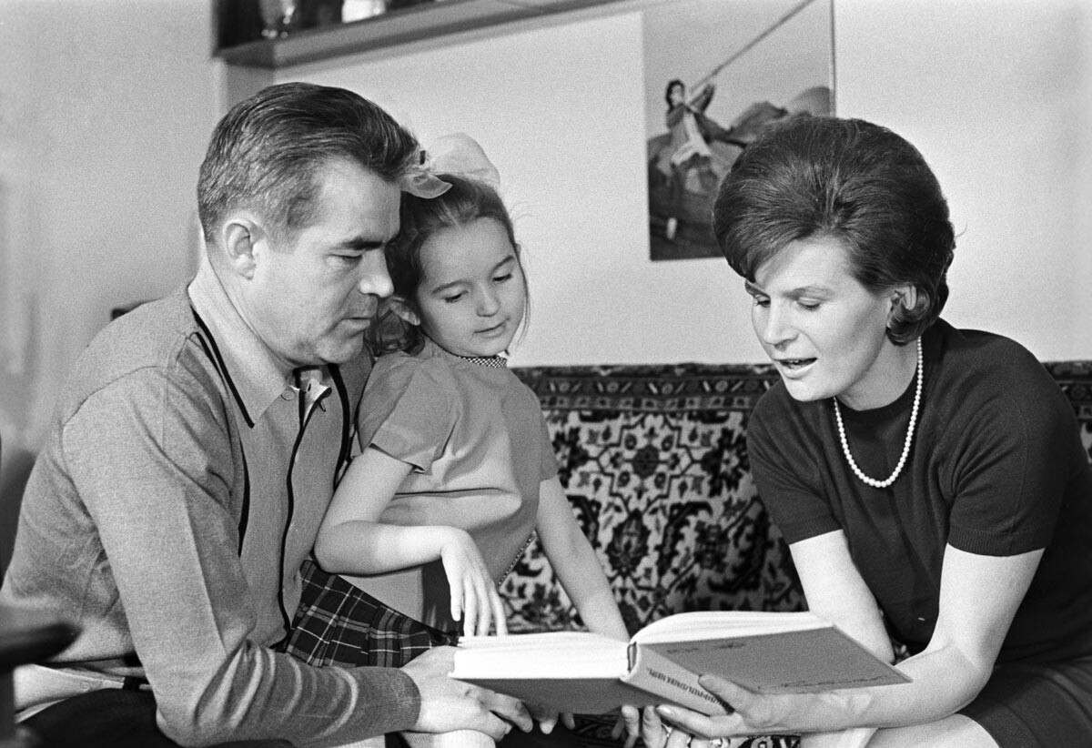 Héroe de la Unión Soviética, el piloto-cosmonauta soviético Andriyán Nikoláyev, su esposa Héroe de la Unión Soviética, la piloto-cosmonauta soviética Valentina Tereshkova y su hija Elena en su casa, en Moscú, 1970