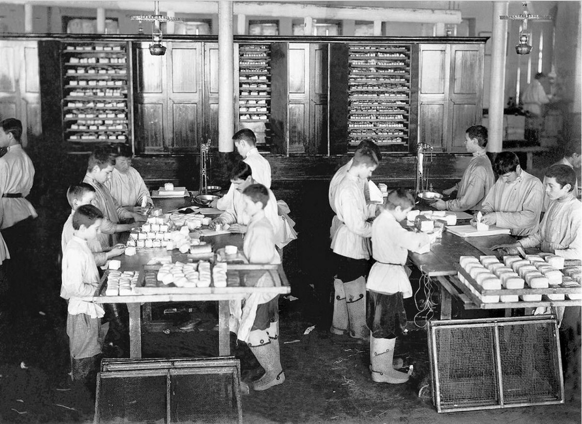 Children working at a tea factory in Chelyabinsk.