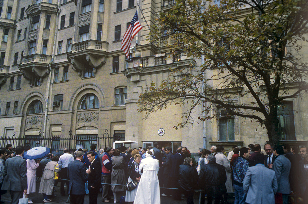 Soviet citizens stand in line outside the U.S. Embassy in Moscow for the documents required to leave the USSR. 1990.