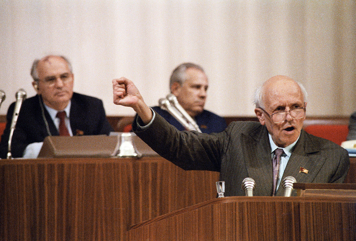 Salah satu seruan utama Sakharov adalah menghapuskan Pasal 6 dalam konstitusi Soviet.