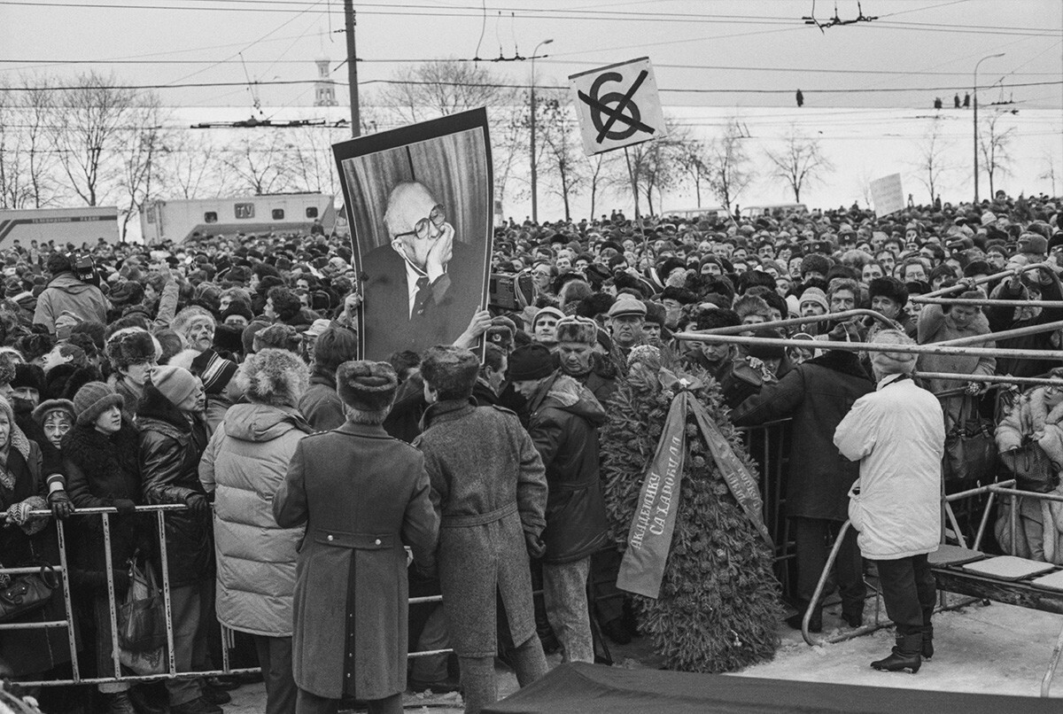 Puluhan ribu warga Soviet berkumpul untuk mengucapkan selamat tinggal kepada Andrei Sakharov pada 1989.