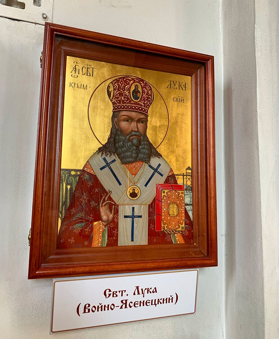 Ikon yang menampilkan Santo Lukas di gereja Moskow.