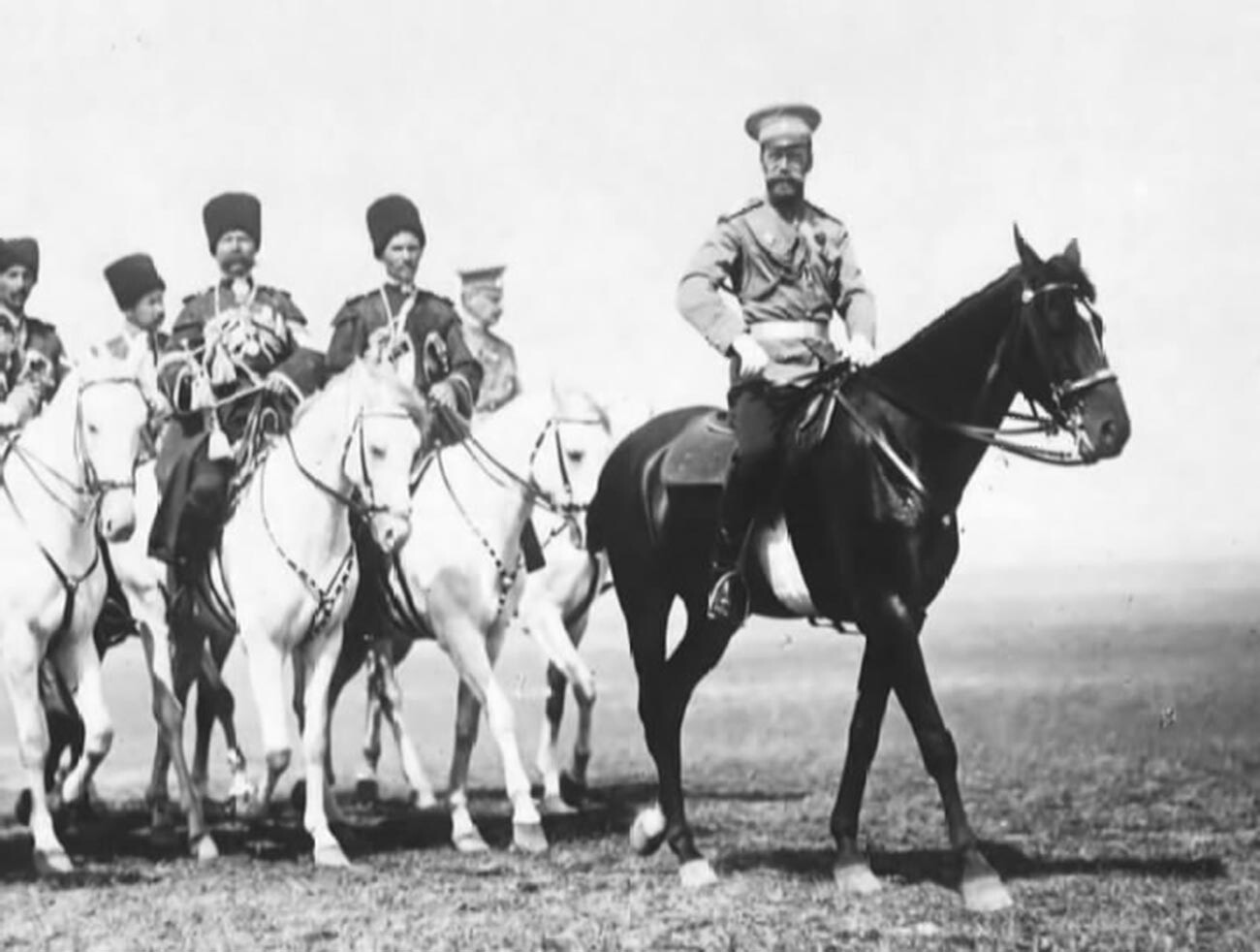 Nicolas II avec des cosaques du convoi

