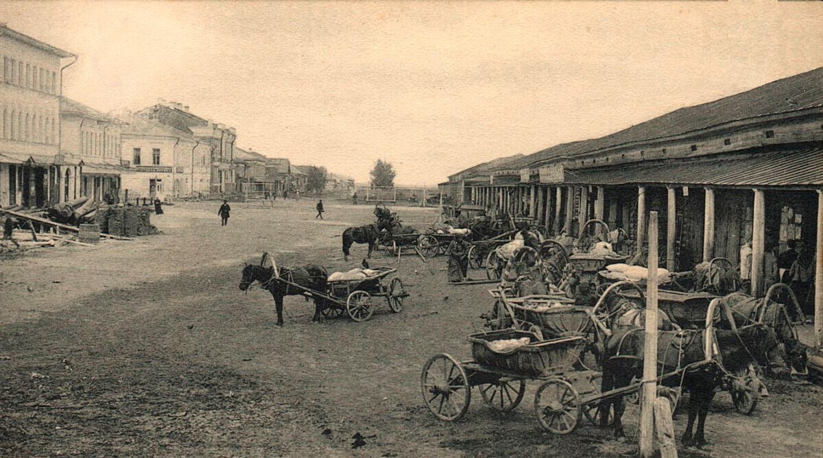 Una delle strade centrali di Vesjegonsk. La foto è stata scattata prima del 1916