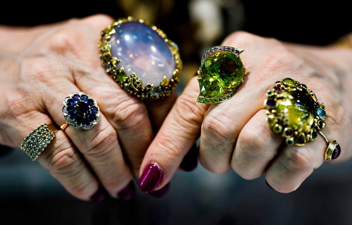 Une visiteuse essaie des bijoux présentés à une exposition au parc VDNKh de Moscou.
