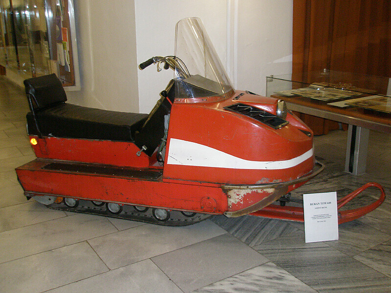 Buran TZM 640, fabricado na Rússia soviética em 1982, usado na década de 1980 pela Guarda de Fronteira da Tchecoslováquia, em exposição no Museu da Polícia Tcheca, Praga
