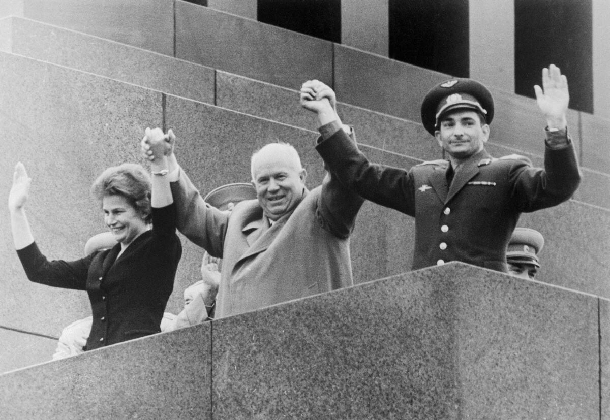 Валентина Терешкова на трибуне рядом с Никитой Хрущевым на Красной площади 22 июня 1963 года