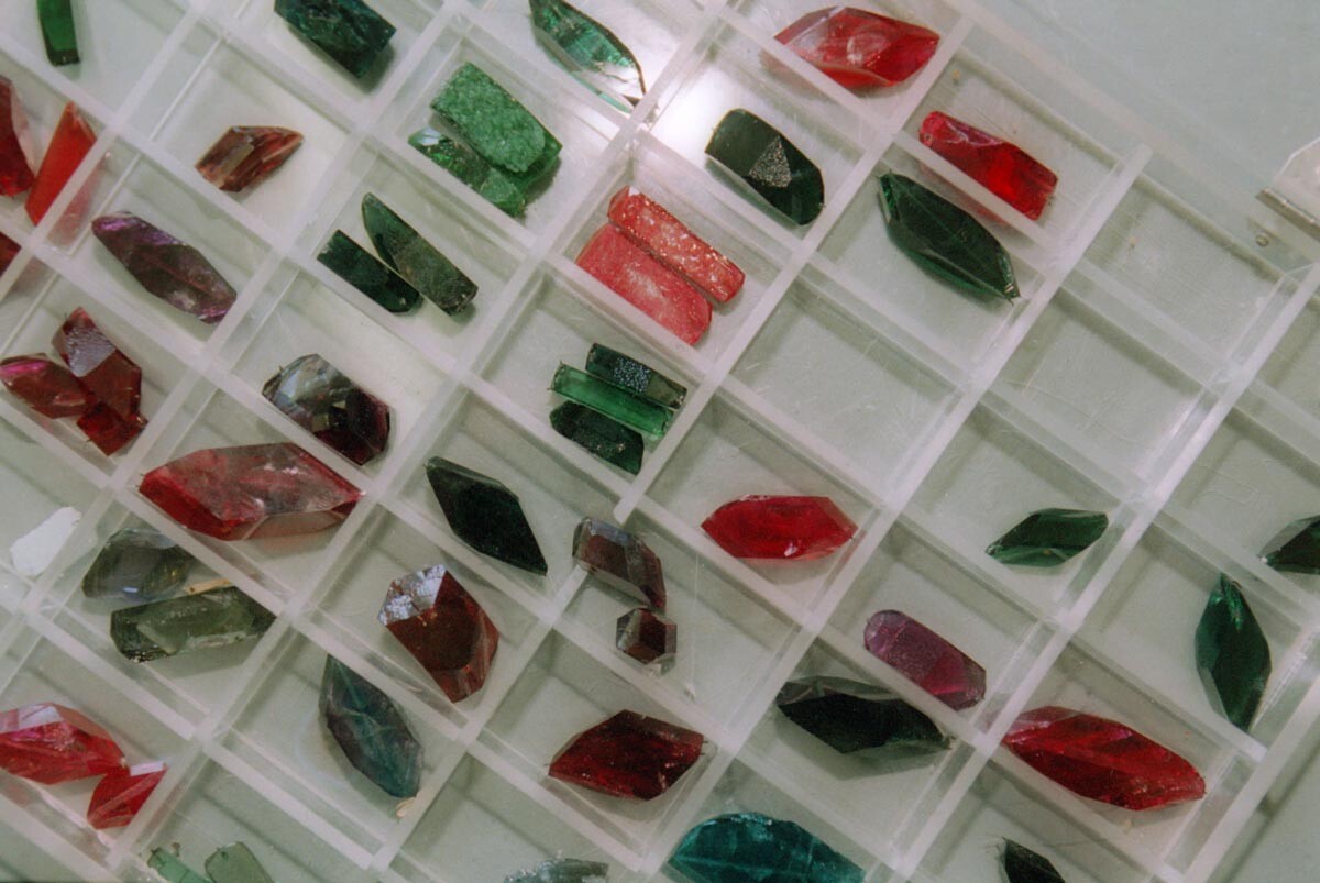 Gemas artificiales, 1997: berilos y esmeraldas coloreados cultivados por el método hidrotérmico. 