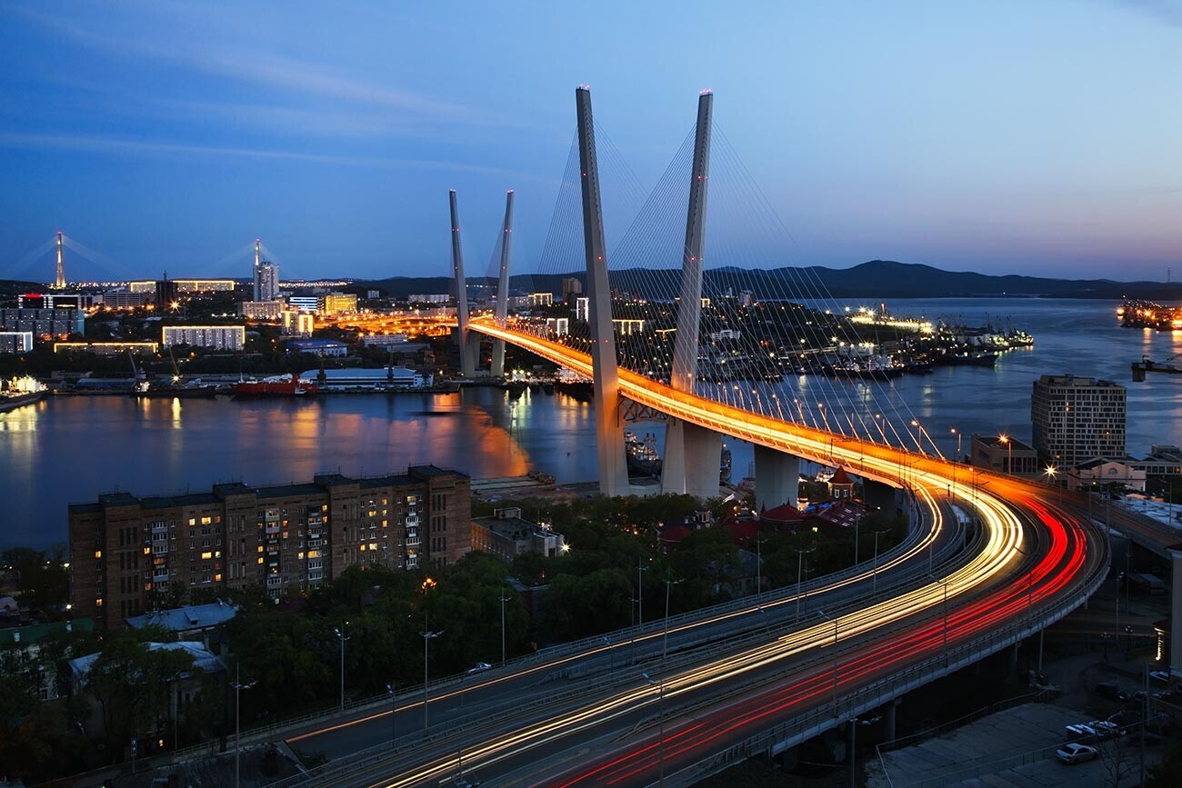 Jembatan emas di Vladivostok
