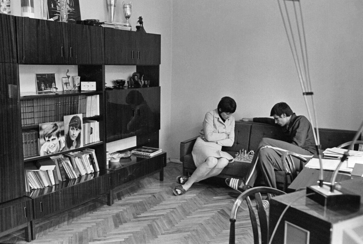 Una coppia gioca a scacchi in un tipico soggiorno sovietico. 1° aprile 1973