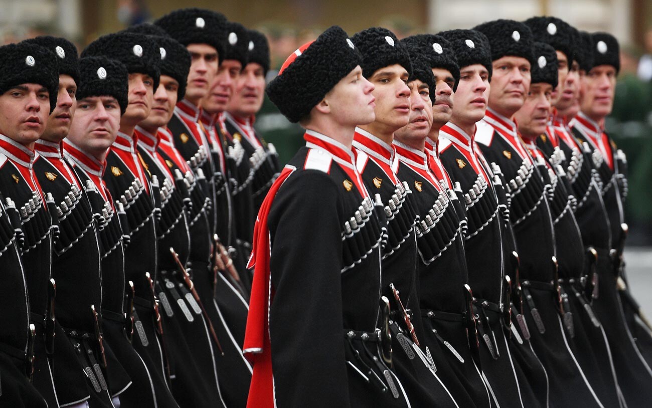 I militari della Società Cosacca di tutte le Russie marciano durante la parata del Giorno della Vittoria a Mosca