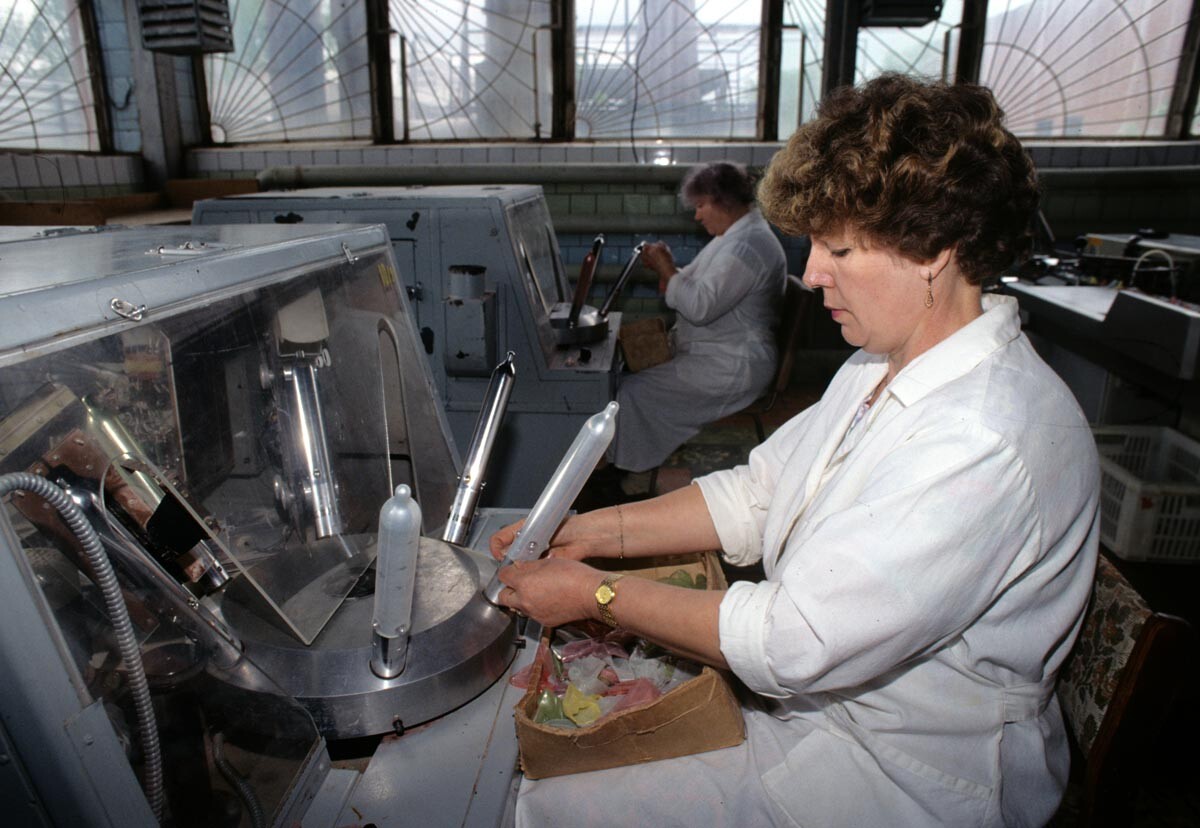 Pabrik Barang-Barang Karet Bakovsky. Menguji kondom dengan elektronik, 1997