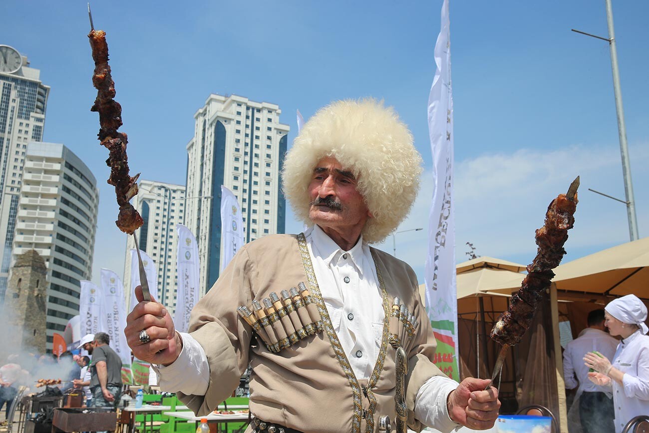 Festival kuliner Shashlyk-Mashlyk di Kota Grozny, Chechnya.