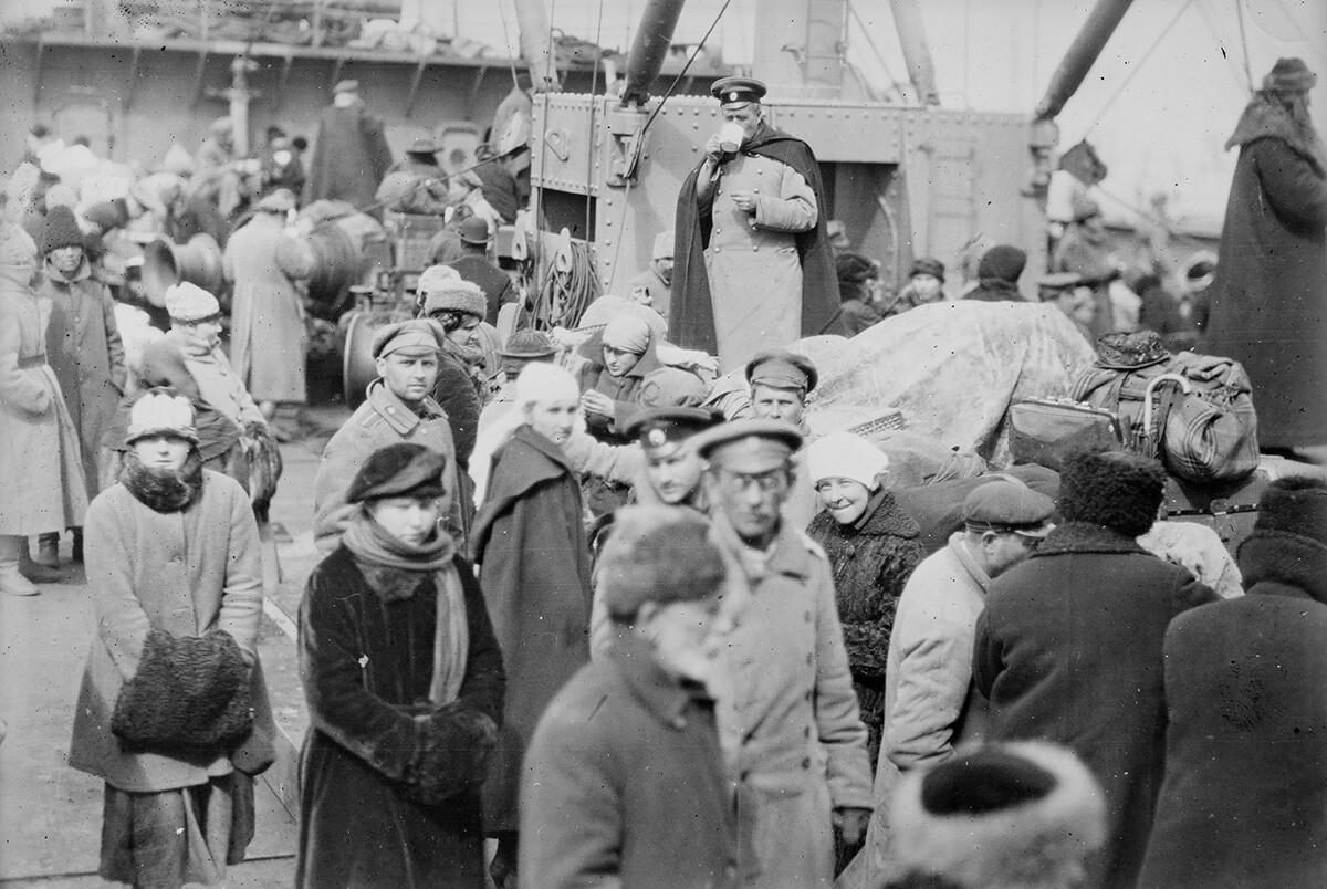 Kapal Palang Merah Amerika Steamer Sangammon membawa pengungsi Rusia dari Novorossiysk ke Pulau Proti, 1920.