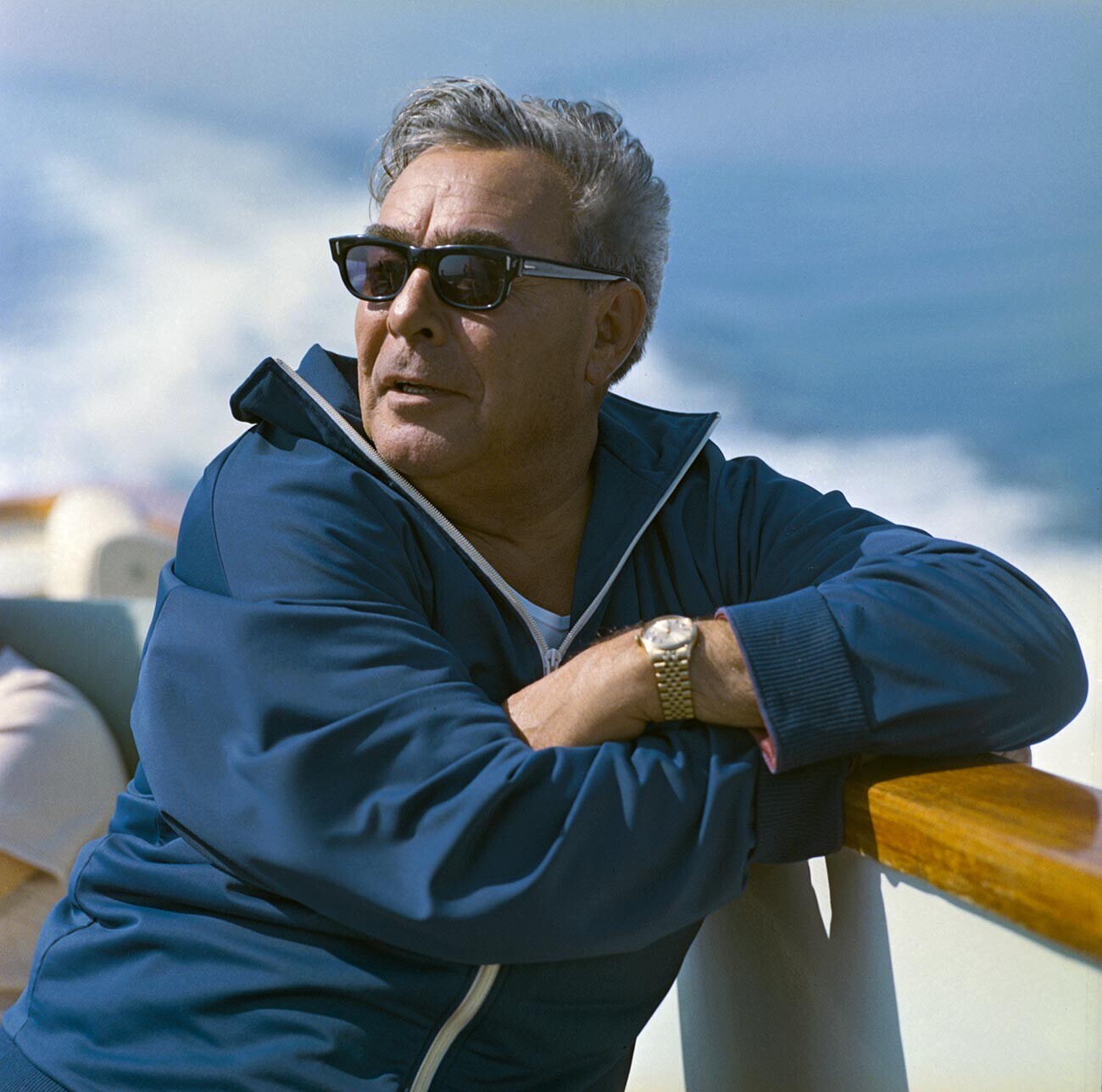 Leonid Brezhnev melakukan perjalanan dengan perahu
