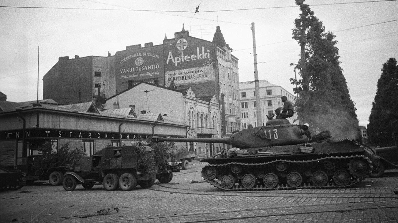 I carri armati sovietici entrano a Vyborg, 1944

