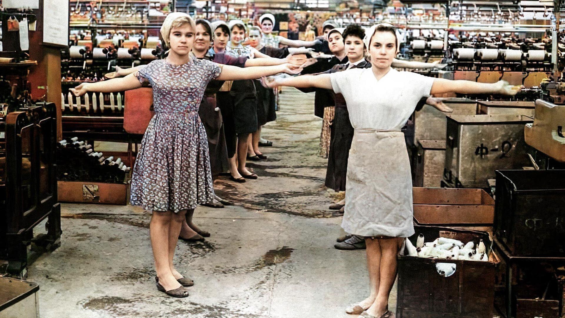 Il momento della ginnastica in una fabbrica tessile, anni '60