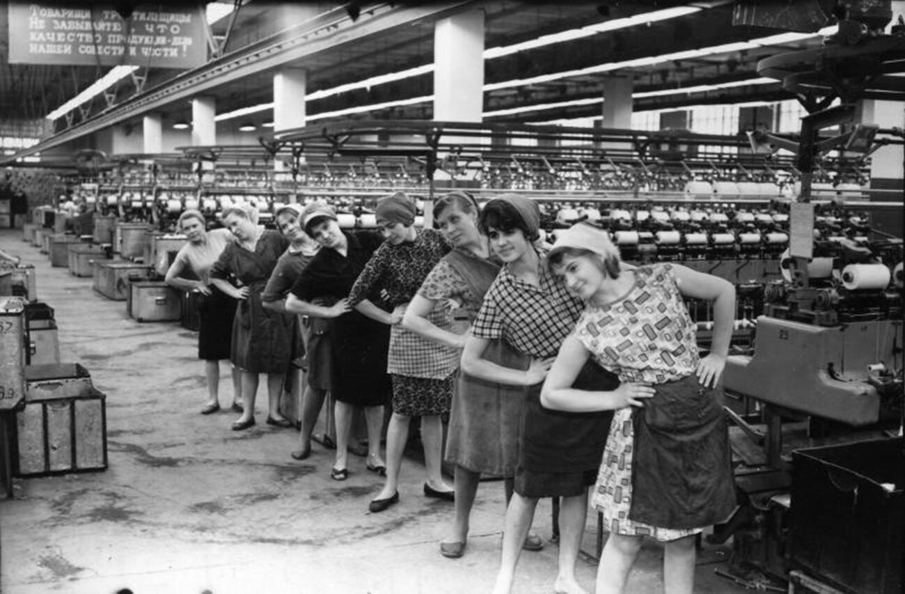 Esercizi in una fabbrica tessile, anni '60