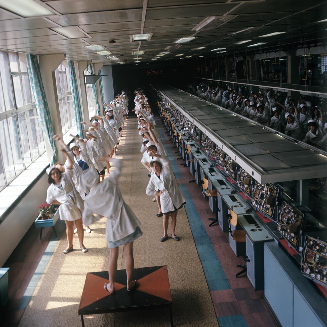 Le operaie dell'associazione di produzione Electron, 1973