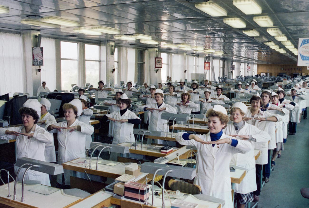 Il momento della ginnastica in una fabbrica di orologi di Mosca