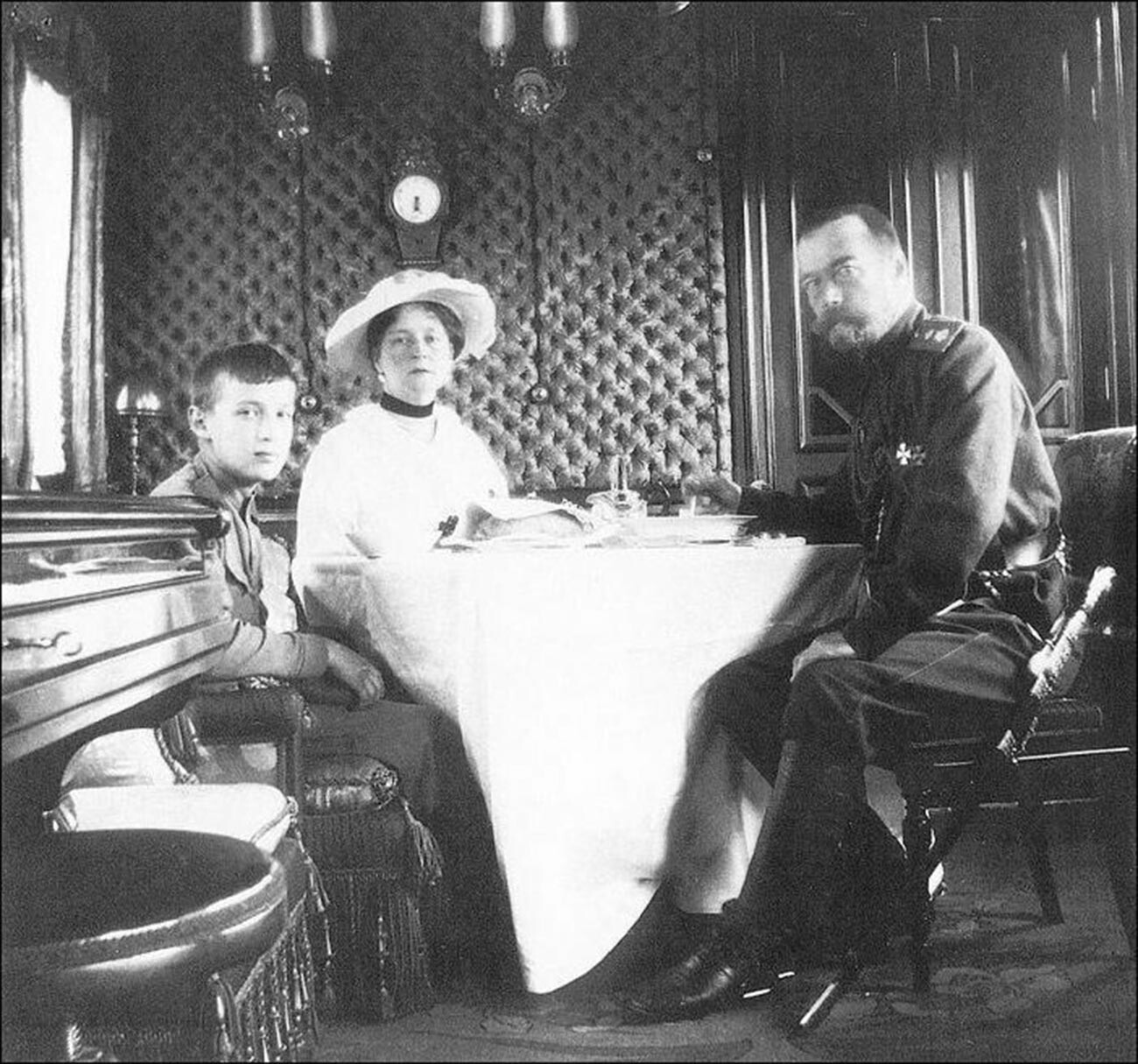 L’empereur Nicolas II avec son épouse et leur fils, Alexis
