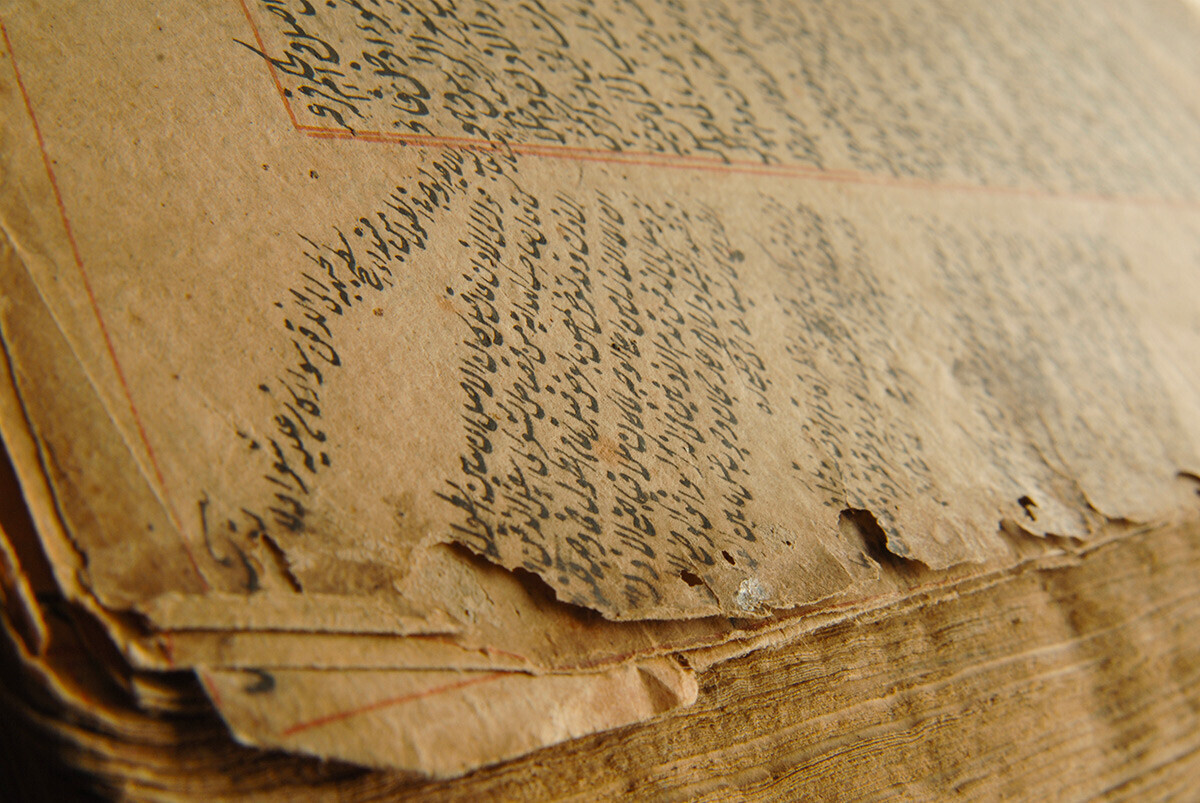 Odprta stara knjiga v arabščini. Stari arabski rokopisi.




