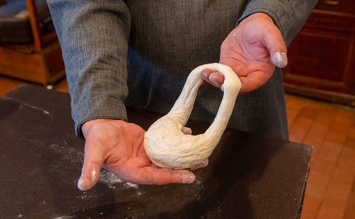 Pek valja testo za kalač v muzeju Kalačnaja v Kolomni. Tukaj se obiskovalci seznanijo s postopkom izdelave kalača po receptu iz štirinajstega stoletja. 
