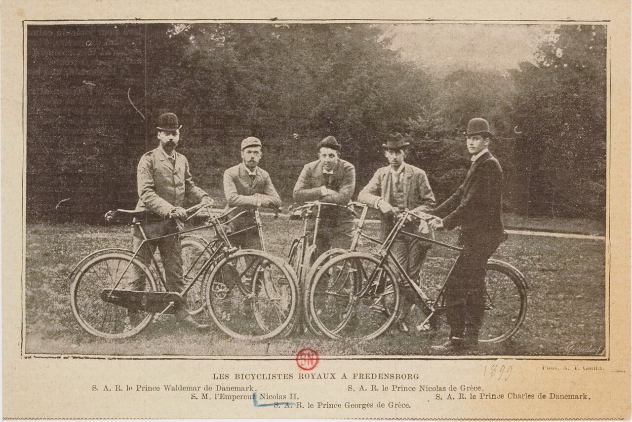 友人たちと自転車で楽しむ皇帝（左から2人目） 